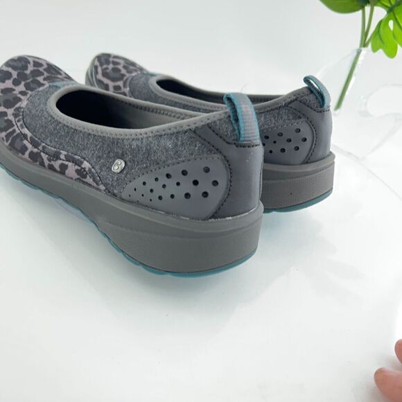 Bzees Women's Gleam Slip On Size 7 Gray Leopard Flats Wedge Casual Light Walk - Picture 4 of 12